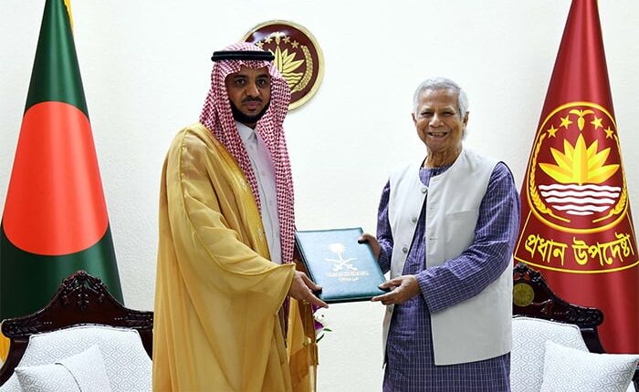 প্রধান উপদেষ্টার কার্যালয়ে বাংলাদেশে নিযুক্ত সৌদি রাষ্ট্রদূত ইসা ইউসুফ ইসা আল দুহাইলান প্রধান উপদেষ্টা অধ্যাপক ড. মুহাম্মদ ইউনূসের সঙ্গে সৌজন্য সাক্ষাৎকরেন